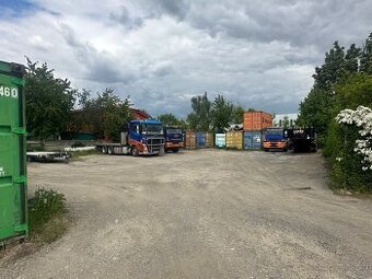 Pronájem pozemku pro skladování nebo parkování.