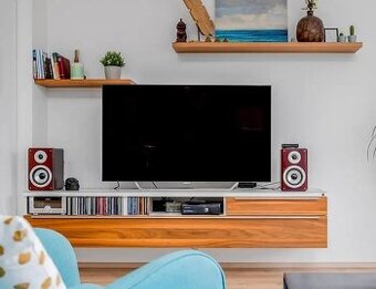 Závěsný TV stolek na stěnu