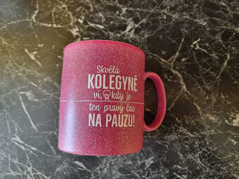 Nový keramický hrnek pro kolegyni možno jako dárek