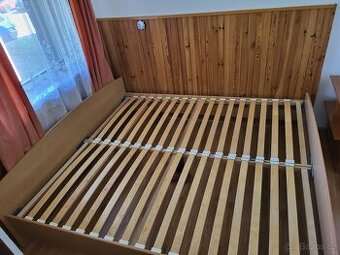 Dvoupostel s roštem.