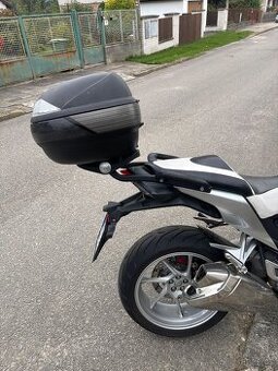 Drzaky kuftu plotna GIVI a kufr Kappa K53 na Honda VFR 1200F