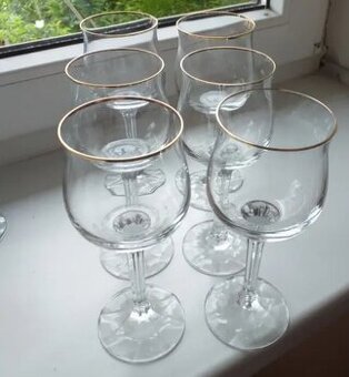 Zlacené skleničky na nožičce na víno