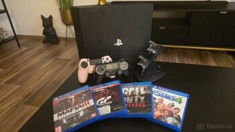 Playstation 4 Pro + 2 ovladače + hry + nabíjecí dock