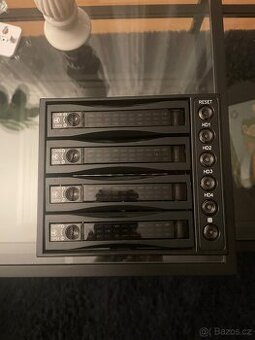 Box (klec) na 4 HDD + serverová základní deska ZDARMA