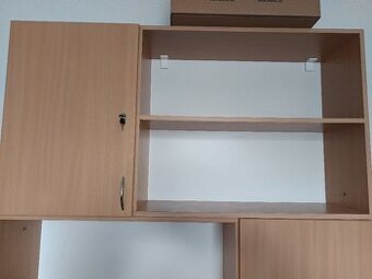 Skřínka 140 x74 cm s dvířky na jedné straně ( imitace dub)