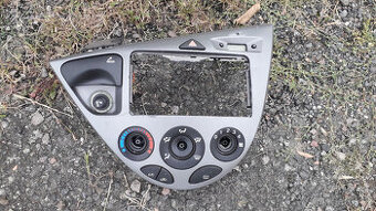 Ford Focus MK1 - palubní deska kolem autorádia