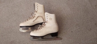 Prodám velice zachovalé dámské/dětské bruslařské boty vel 31