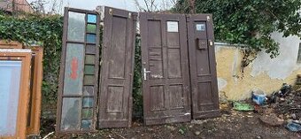 Stará vstupní vrata do domu/dvora z masivu