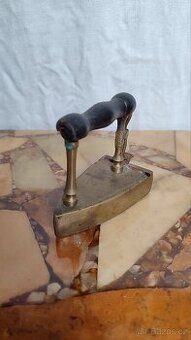 Starožitná mosazná žehlička