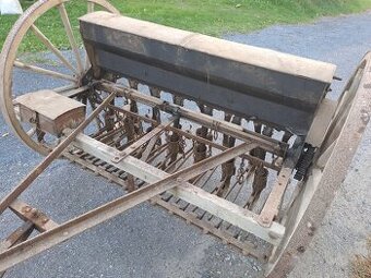 Secí stroj a pohrabáč za koně