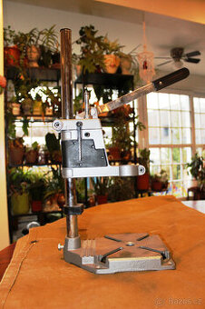 Komplet - vertikální stojan na vrtačku + el. ruční vrtačka