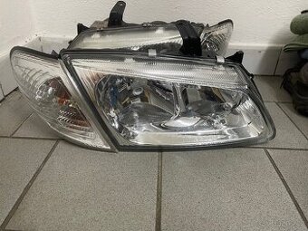 Přední světla z Nissan Almera 2.2di turbo 81kw