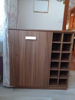 komoda s policemi – dekor dřeva