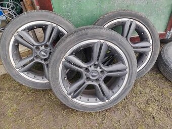 kola Mini Countryman obutá 18