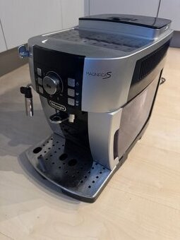 kávovar delonghi magnifica