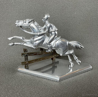 Kovová plastika Dostihový kůň s jezdcem V 16 cm
