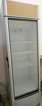 Velká prosklená lednice