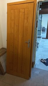 poctivé dřevěné dveře se zárubní
