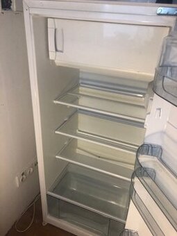 Lednička nepoužívaná vestavěná i samostatně stojicí