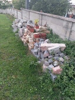 Žulové kostky / šamotove cihly.