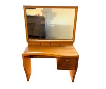 Toaletní stolek se zrcadlem