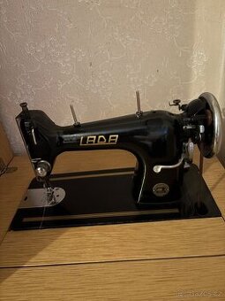 Šicí stroj Lada