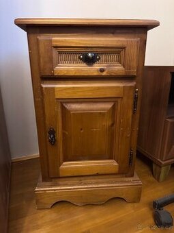 Noční stolek / skříňka z masivu (Francie)
