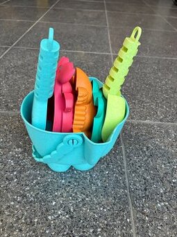 Sada hraček na písek v kbelíku.