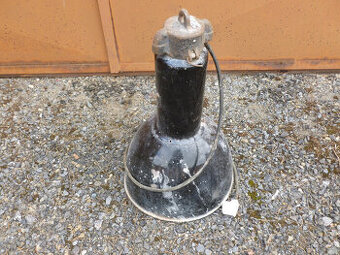 Stará plechová velká lampa