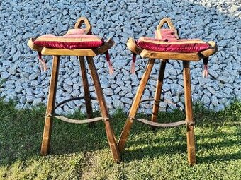 Dvě stylové,dřevěné,barové zidle