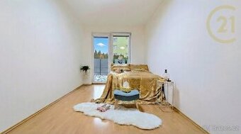 Bydlení se zahrádkou kousek od Brna: Prodej bytu 2+kk v R...