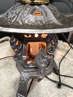 Krásná litinová lampička