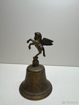 Starožitný mosazný zvonek s Pegasem
