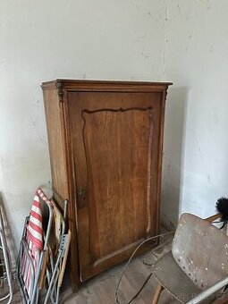 Stará masivní šatní skříň – cca 1900, původní stav