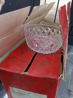 Broušené sklo misky závod Lenora