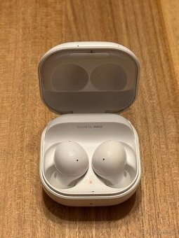 Samsung Galaxy Buds2 v bílé barvě