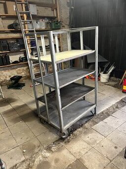 Robustní policový vozík s tažným okem – ideální do skladu