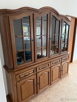 Skříň s vitrínou