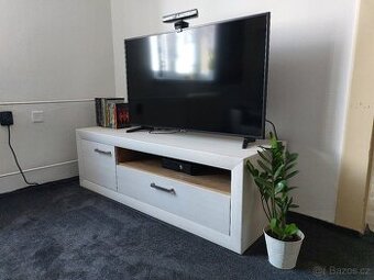 TV stolek dřevěný bílý