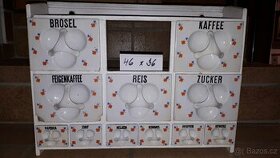 Kořenkový regál s drobnou kytičkou