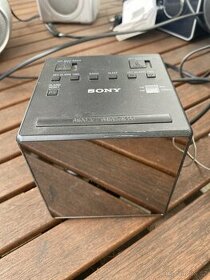 Rádio Sony s LCD budíkem