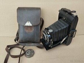 Starý měchový fotoaparát s pouzdrem. Dekorace