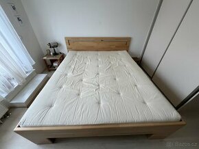 Prodám postel z masivu - jako nová (180X210)