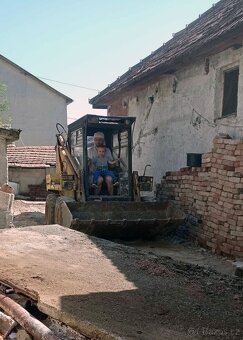 Smykový nakladač UNC 061, včetně podkopu a vidlí