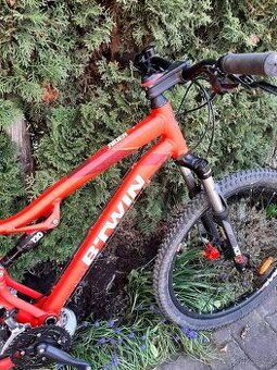 Horské, celoodpruzene enduro kolo BTWIN