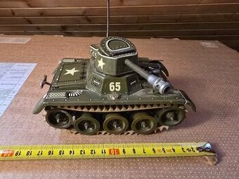 Krasna hračka tank Gama