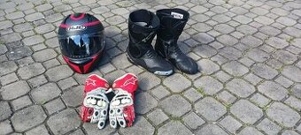 Přilba, boty, rukavice
