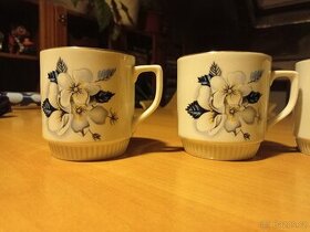 Prodám 4 retro hrnky s květinovým motivem - 1