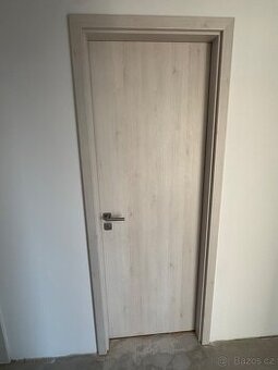 Bezfalcové interiérové dveře – 4 ks, výška 210 cm, jako nové