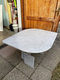 Mramorový konferenční stůl